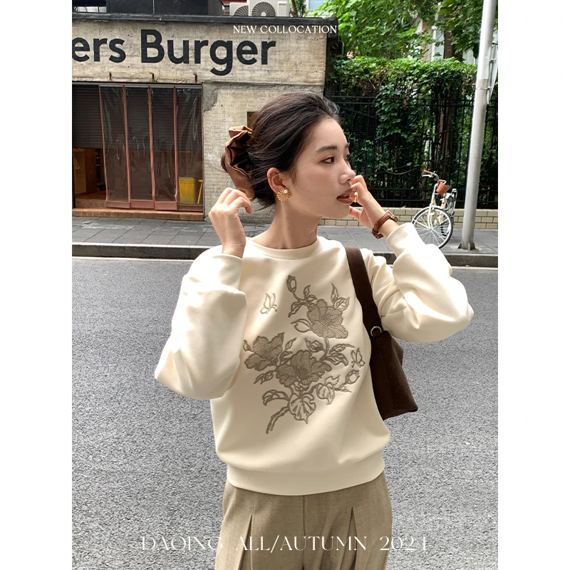 许大晴【艺术岛】 休闲百搭圆领空气层绣花套头卫衣D2777