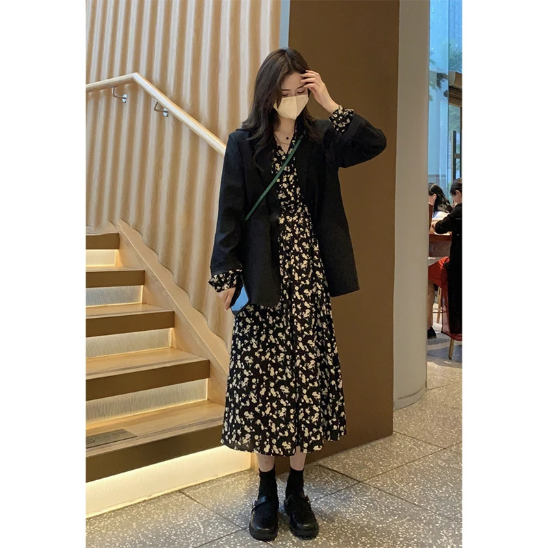 女装碎花连衣裙春秋新款西装设计感气质显瘦时尚黑色外套高腰韩版