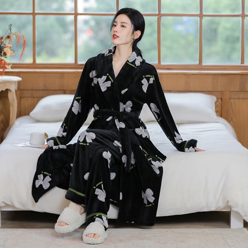 秋冬季法兰绒蝴蝶印花睡衣女士保暖加绒加厚睡袍简约长毛绒家居服