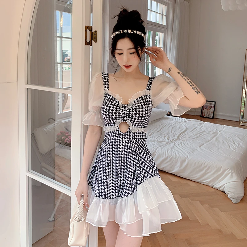 游泳衣女2025新款夏遮肚显瘦泡温泉连体千鸟格泡泡袖海边度假泳装