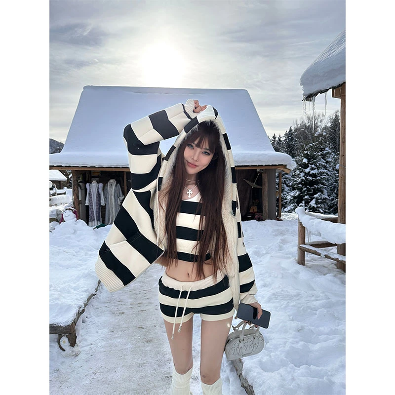 2024秋冬季高级感条纹套装连帽毛毛外套内搭短上衣百搭短裤三件套