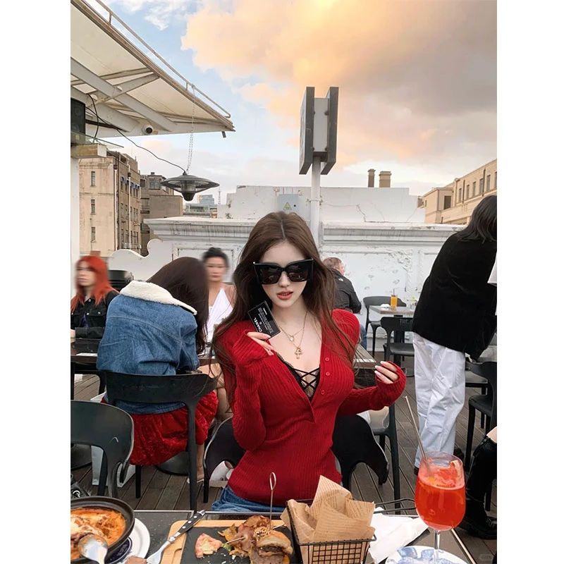 冬季美式红色针织衫女纽扣设计感毛衣上衣百搭长款牛仔裤时尚套装