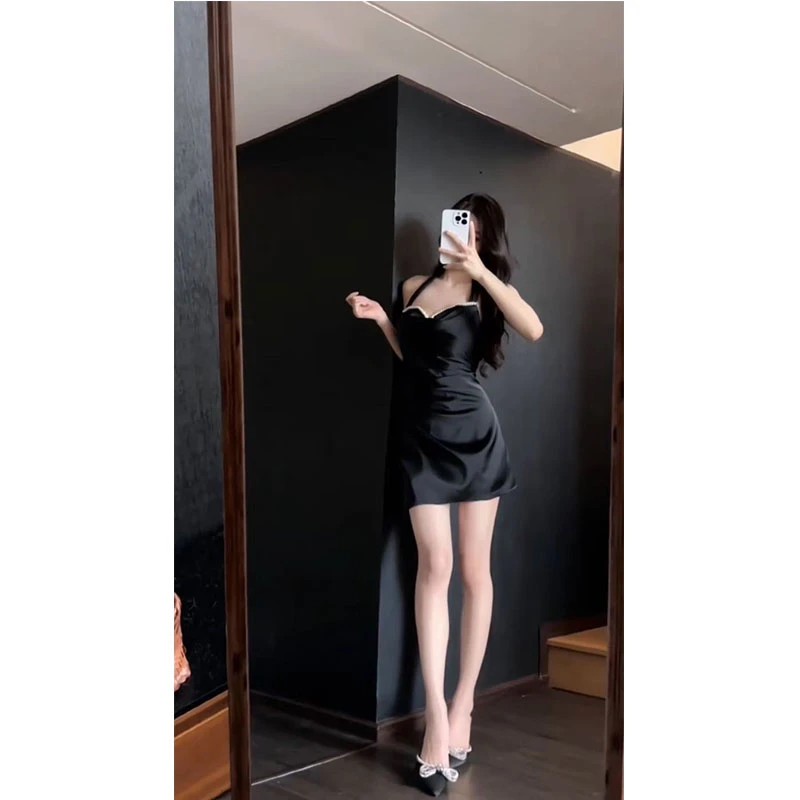 冬季新款甜辣名媛千金2024晚会轻奢缎面性感订珠挂脖露背连衣裙女