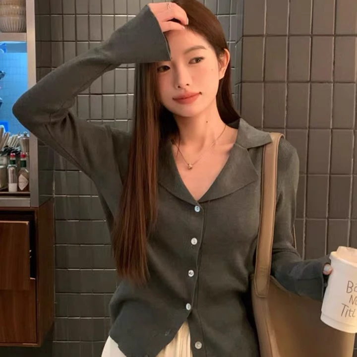 大姑推荐  简约单排扣后背系带设计感打底衫  A426