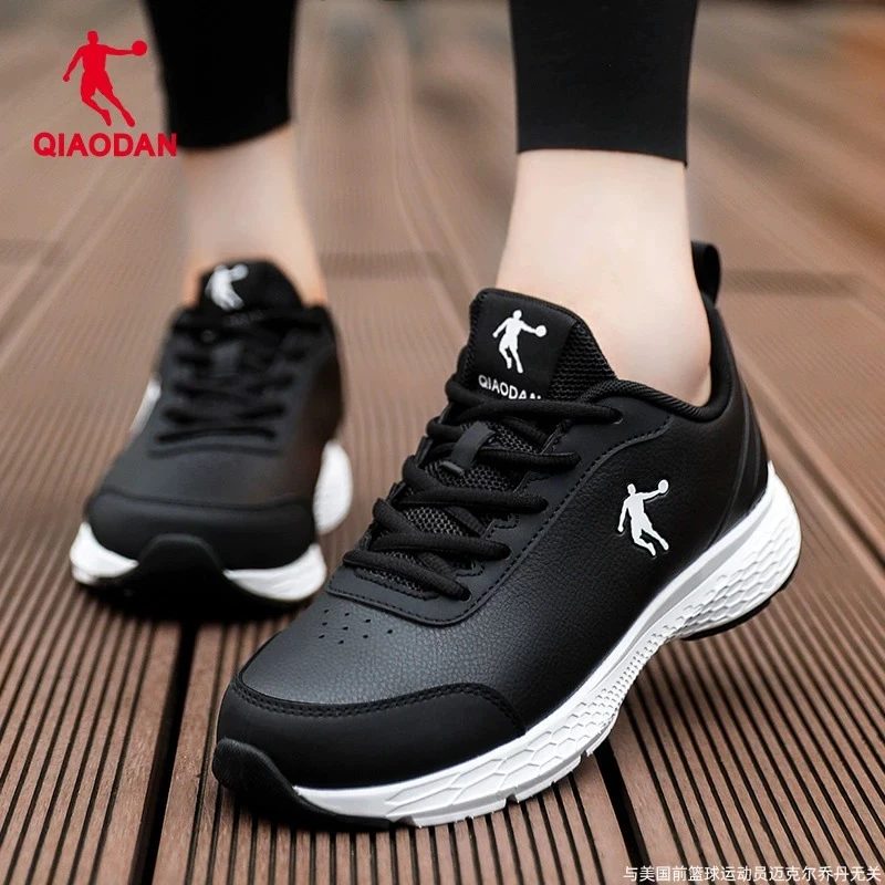 乔丹运动鞋女鞋2024秋季新款官方皮面防水鞋子女士黑色轻便跑步鞋