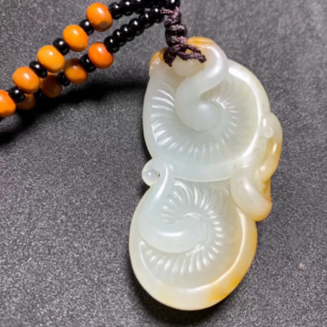 天然和田玉籽料吊坠，油润细腻款式独特苏工雕刻纹路清晰自然