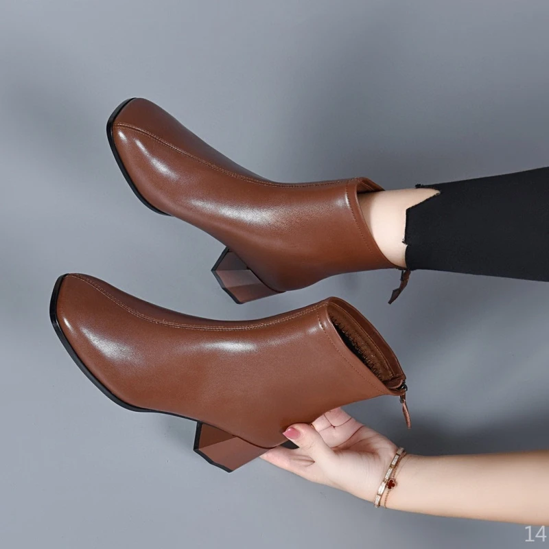 2025气质粗跟真皮方头小短靴女时尚百搭冬季加绒牛皮妈妈皮靴舒适