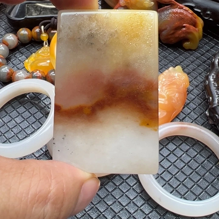 石英质玉（黄龙玉）颈饰未镶嵌