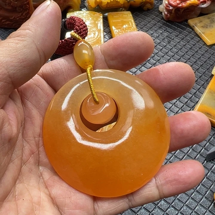 石英质玉(黄龙玉)颈饰未镶嵌