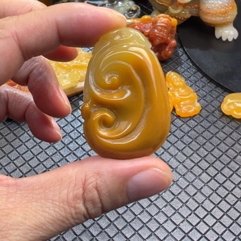 石英质玉（黄龙玉）颈饰未镶嵌