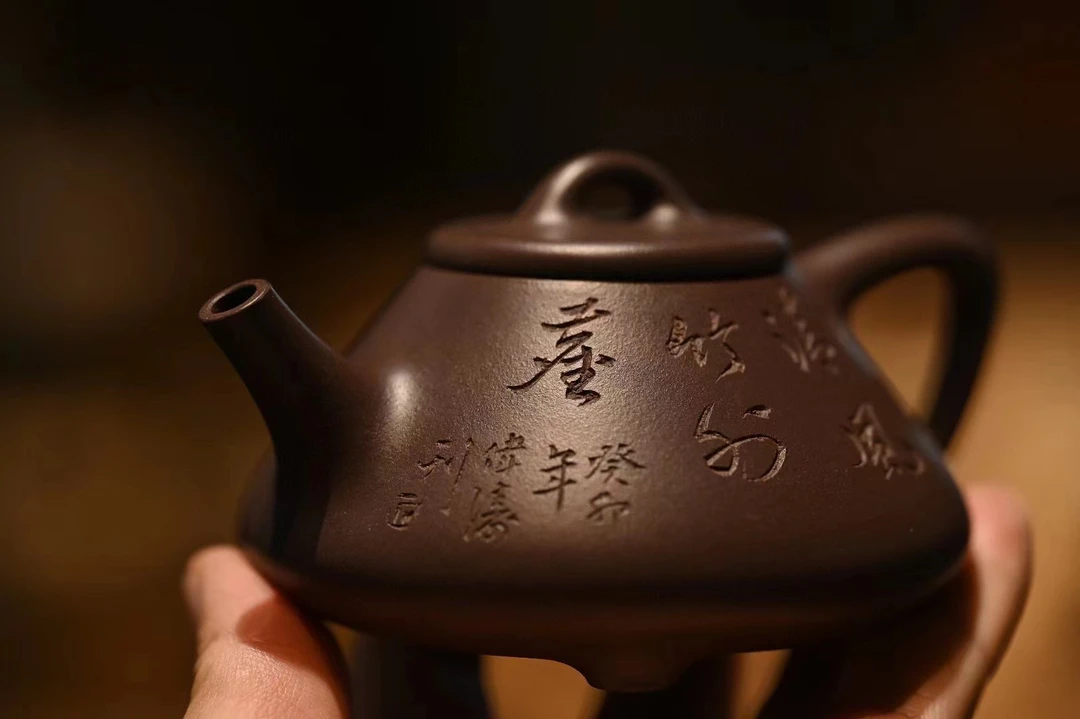 奕轩-周云【子冶石瓢壶】刘伟涛刻绘·底槽青高温烧·容量：170CC