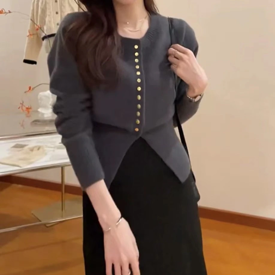 小金铜扣针织毛衣开衫女秋冬设计感下摆开叉纯色针织上衣 2025#
