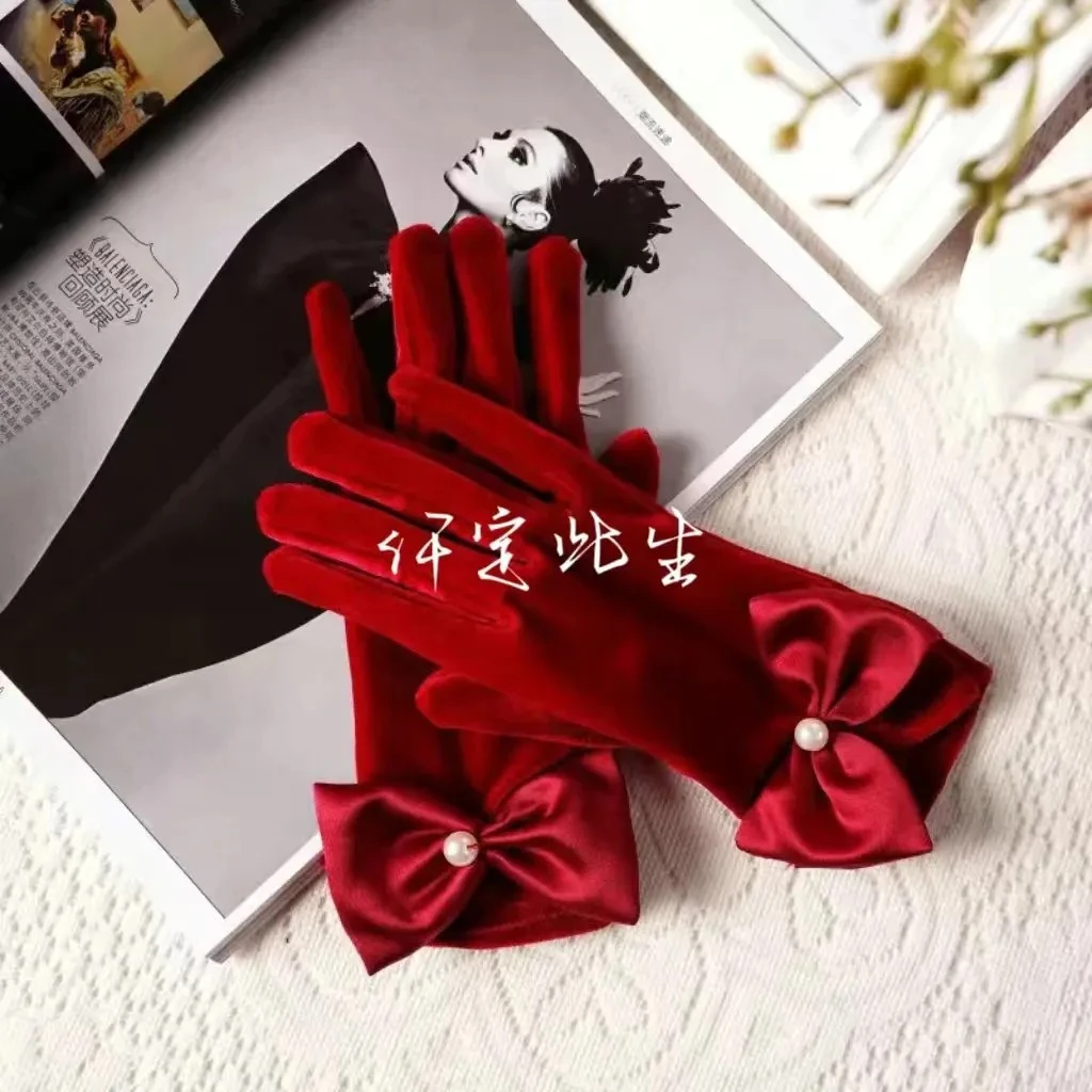 新娘结婚手套婚礼红色手套酒红丝绒手套蝴蝶结短款珍珠手套胸花