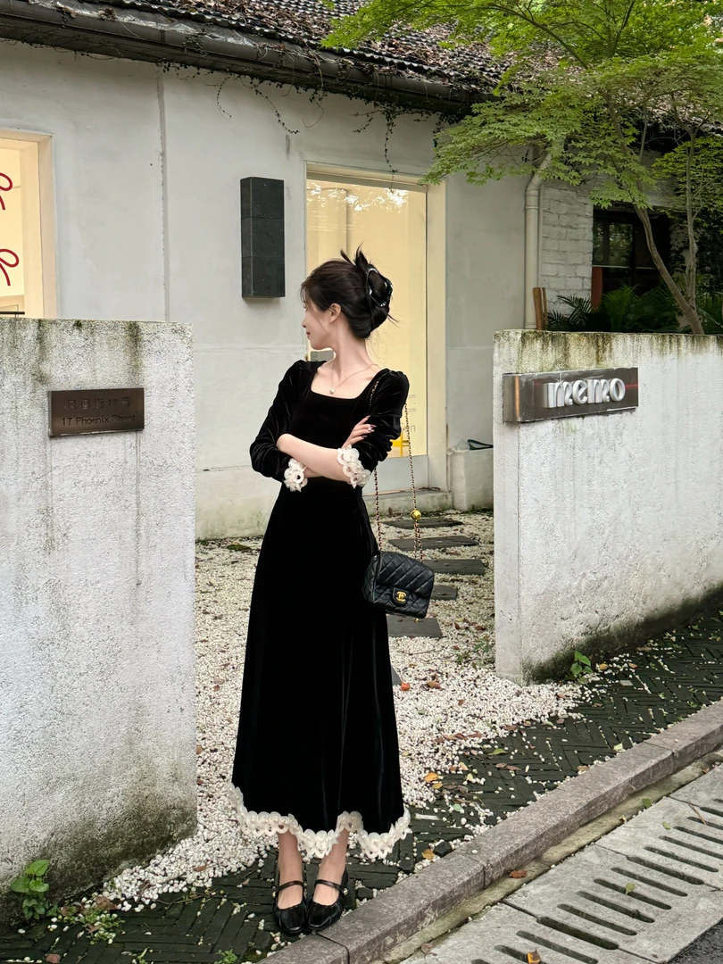 D10117L法式赫本风长袖方领丝绒黑色显瘦拼接连衣长裙