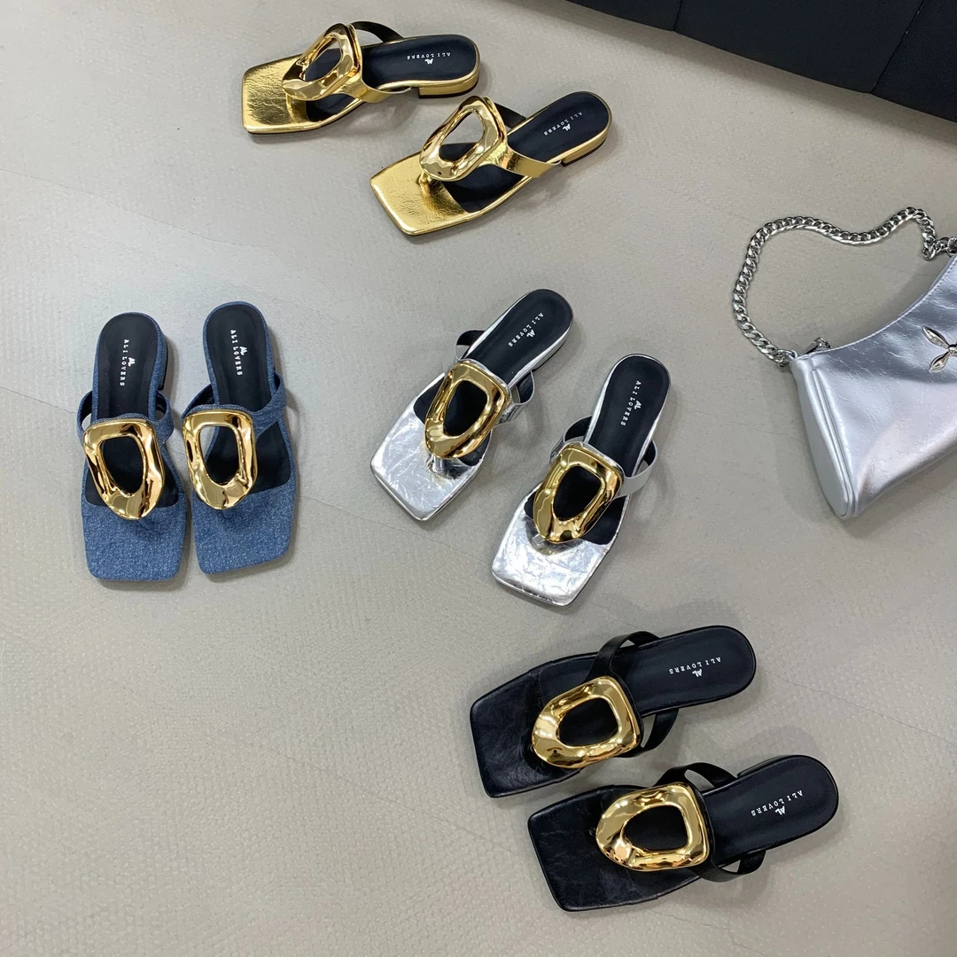 2024年气质百搭沙滩凉鞋女欧美时尚大金属扣夹趾拖鞋低粗跟人字拖