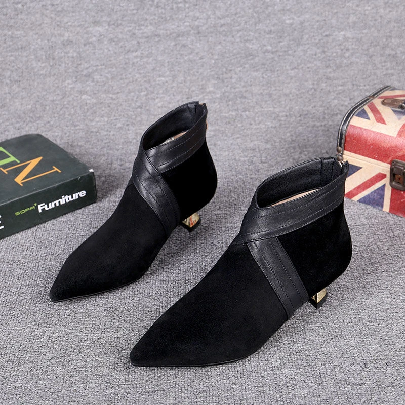 尖头小短靴女2023秋冬新款猫跟百搭加绒短筒及踝靴单靴马丁靴女靴