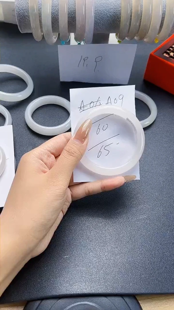 【闪购商品】石英质玉手镯未镶嵌69