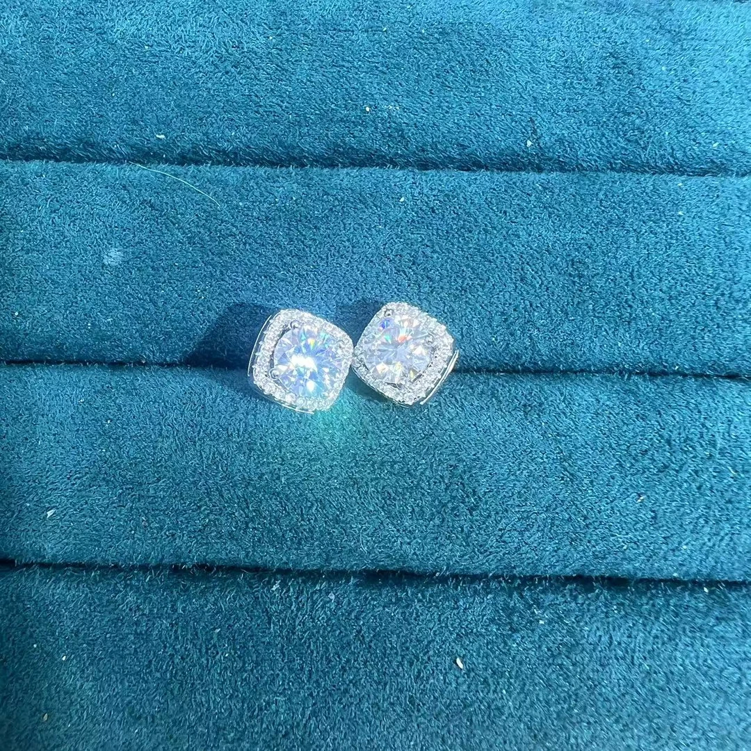 带包装天花板耳钉微镶方包耳钉1ct1克拉.H