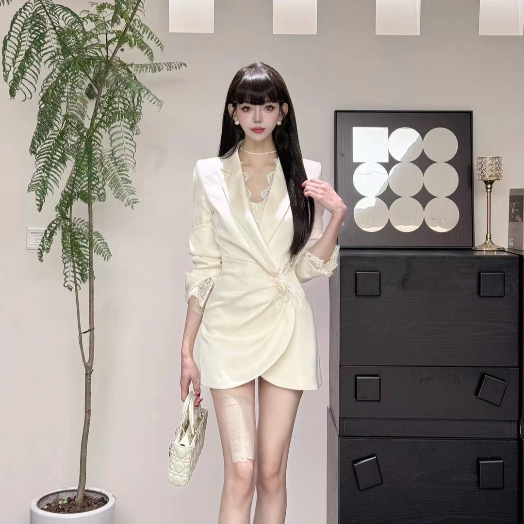 【新颖推荐】显瘦气质白色法式性感时尚上衣女外套ZY24408
