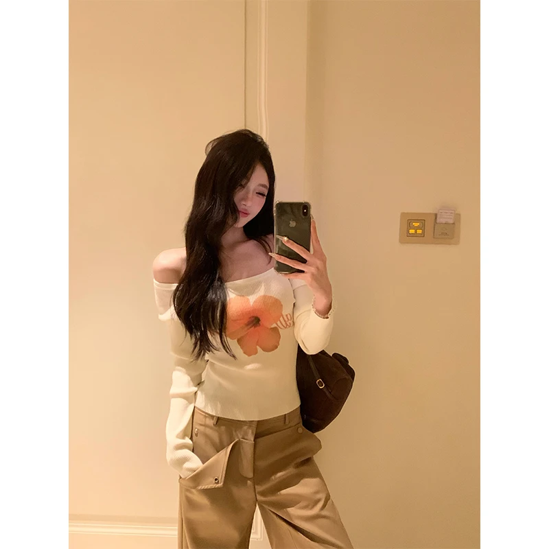 withmin白兔 秋意降临 复古印花一字肩长袖针织早秋上衣2411531