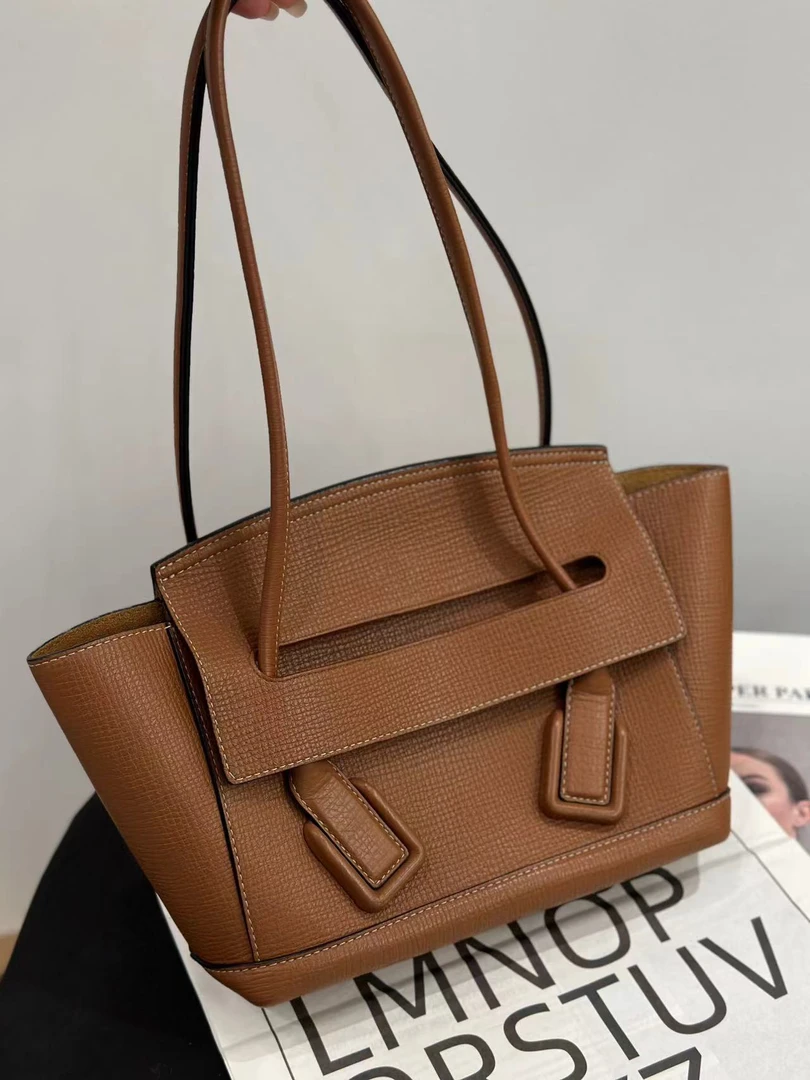 99新 BOTTEGA VENETA/葆蝶家 Arco焦糖色单肩包 拍下送中检