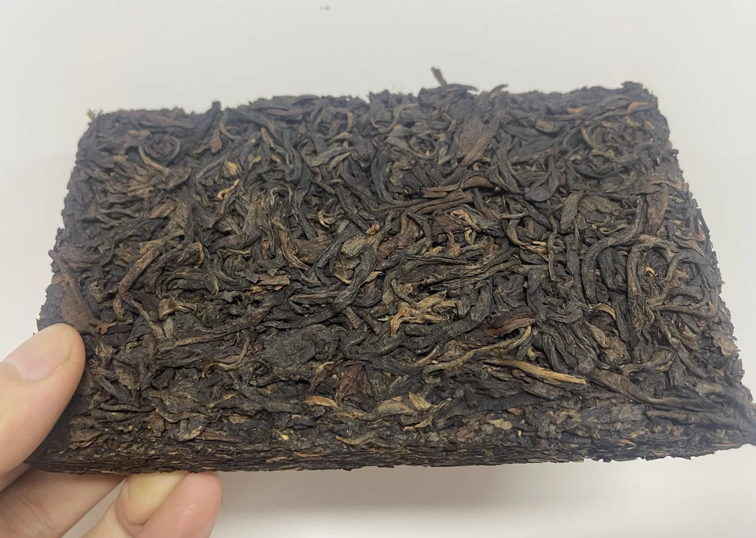 九十年代花园生砖  200克/砖  生茶  以实物为准