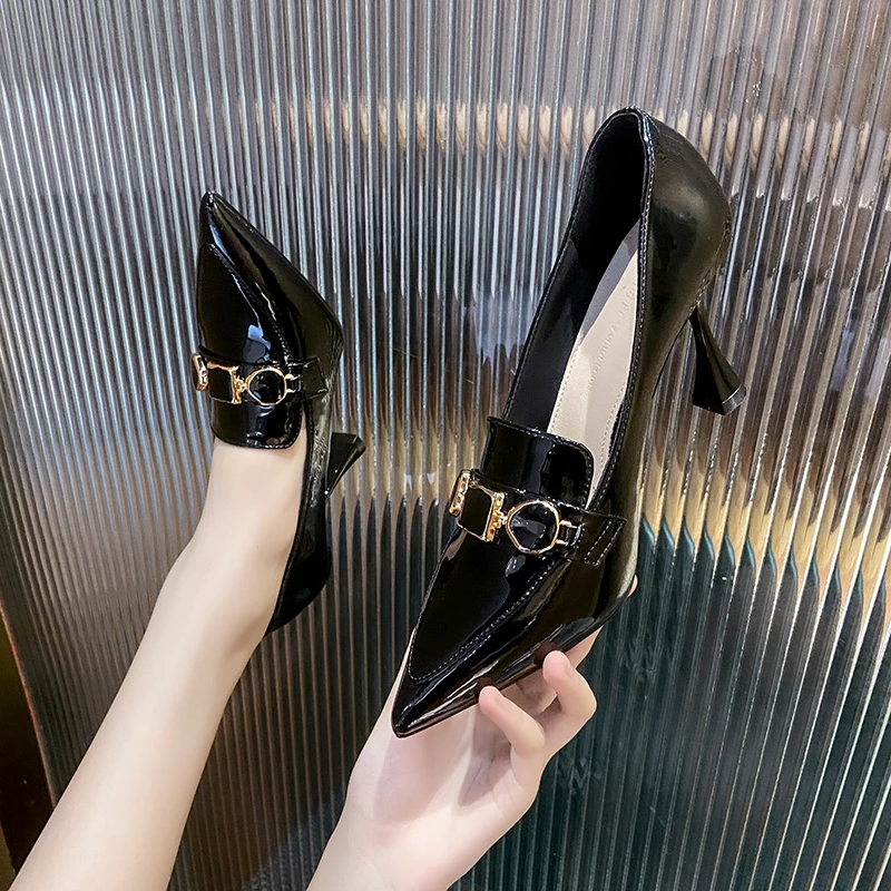 时尚性感漆皮尖头高跟鞋气质显瘦时装鞋米色浅口女鞋百搭乐福单鞋