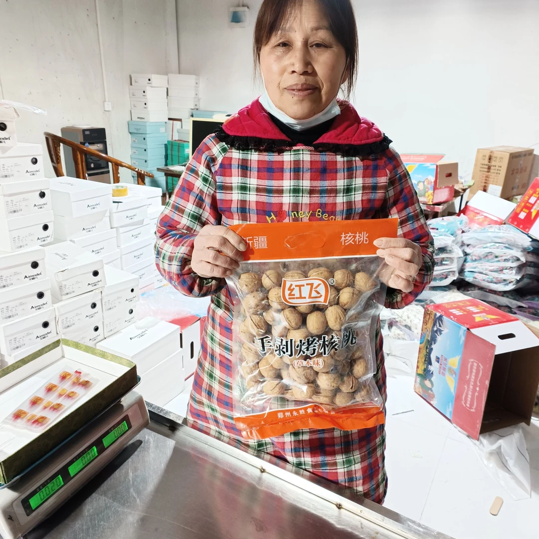 红飞 手剥烤核桃