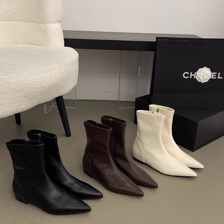 性感尖头侧拉链平底短靴秋季新款米白色平跟时装靴软皮瘦瘦靴