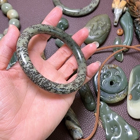 岫岩河磨玉（透闪石质玉）无未镶嵌吃****头