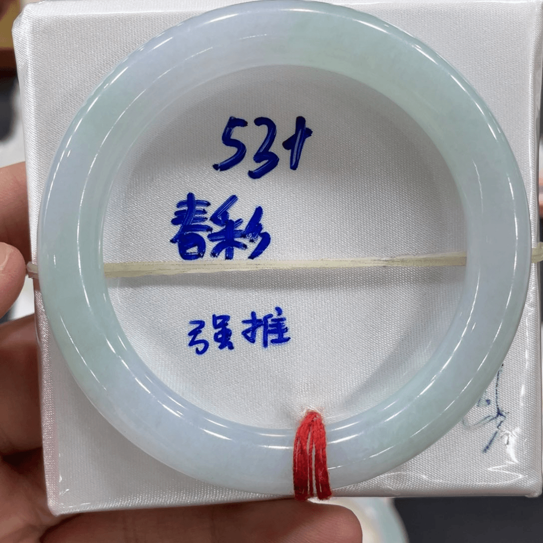 翡翠手镯未镶嵌翡翠