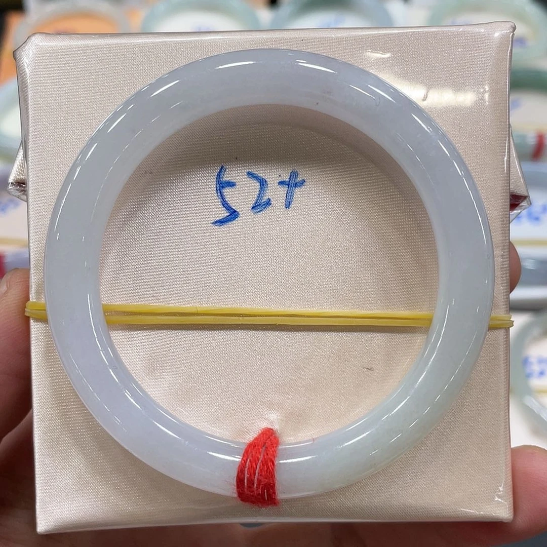 翡翠手镯未镶嵌翡翠手镯