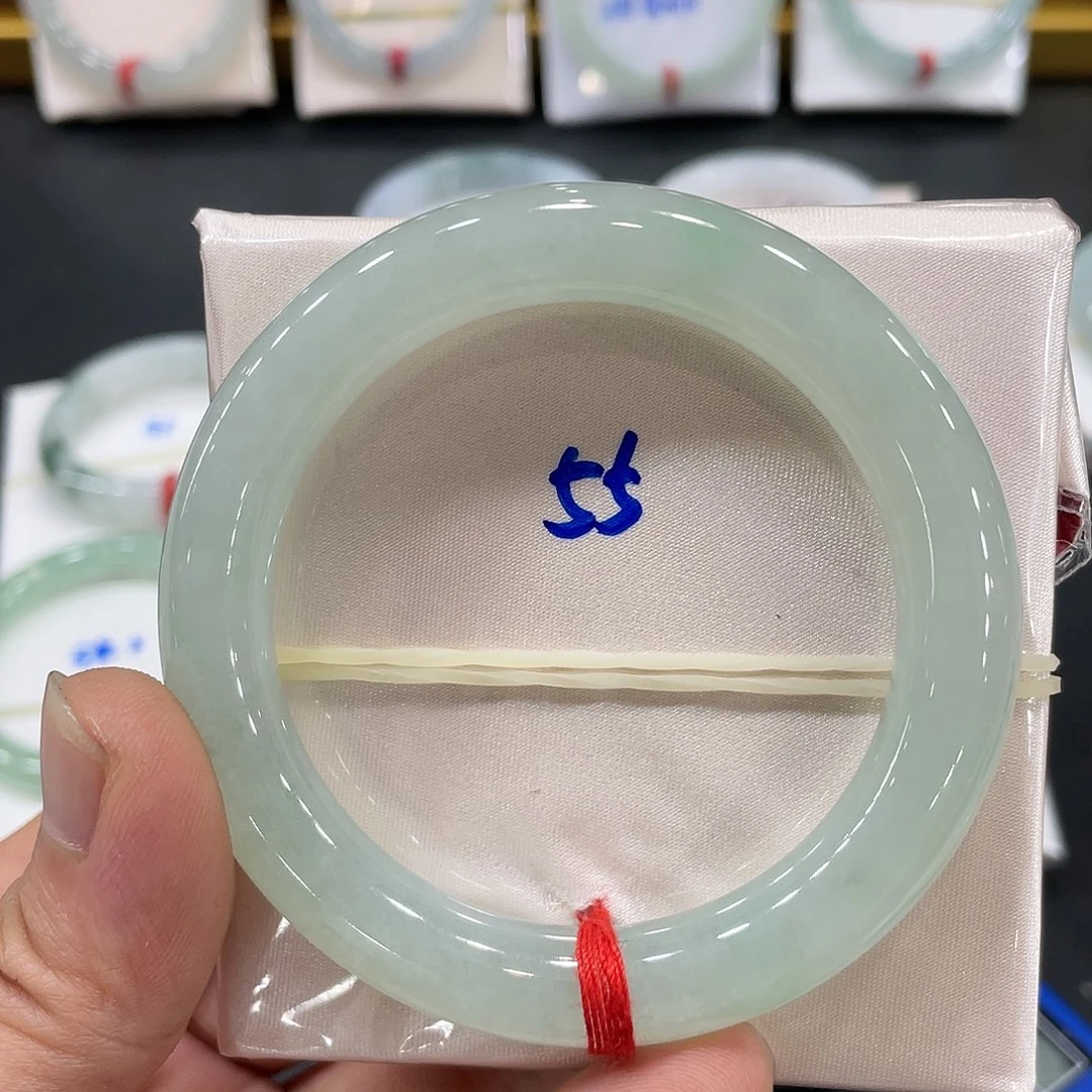 翡翠手镯未镶嵌翡翠