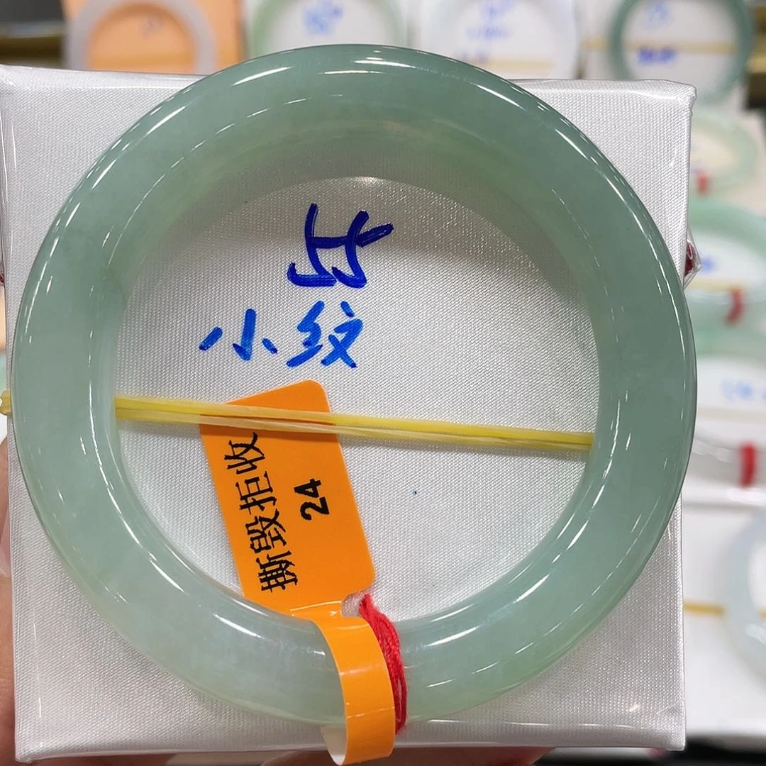 翡翠手镯未镶嵌翡翠手镯