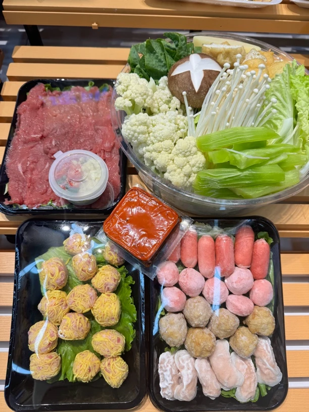 冬日火锅 蔬菜拼盘一公斤 牛肉250克 肉丸子一盒 冻丸子一盒