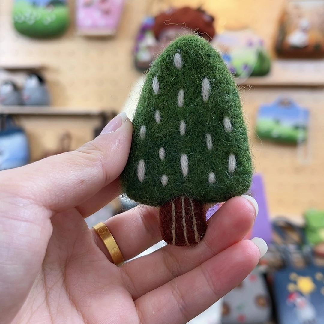 织绣深色树苗胸针000000000000