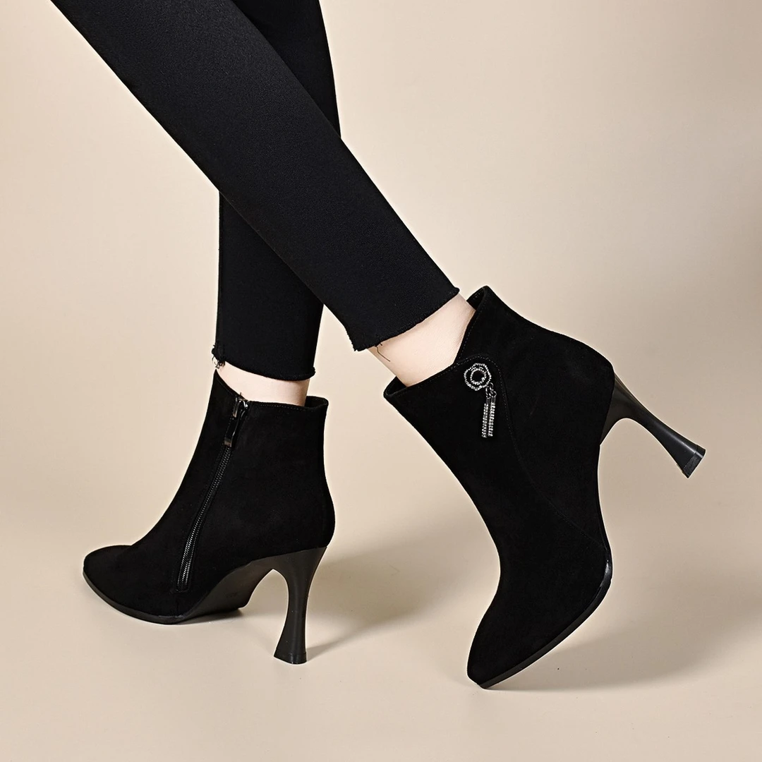 2024年冬季加绒气质洋气尖头头层磨砂羊皮细跟高跟侧拉链时装短靴