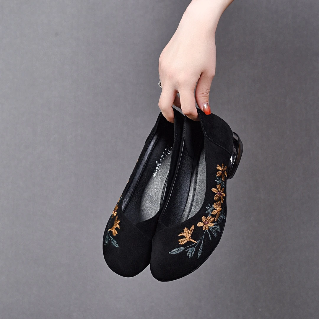 高档绣花鞋绒面软底妈妈鞋女夏季羊皮单鞋2024新款复古低跟一脚蹬