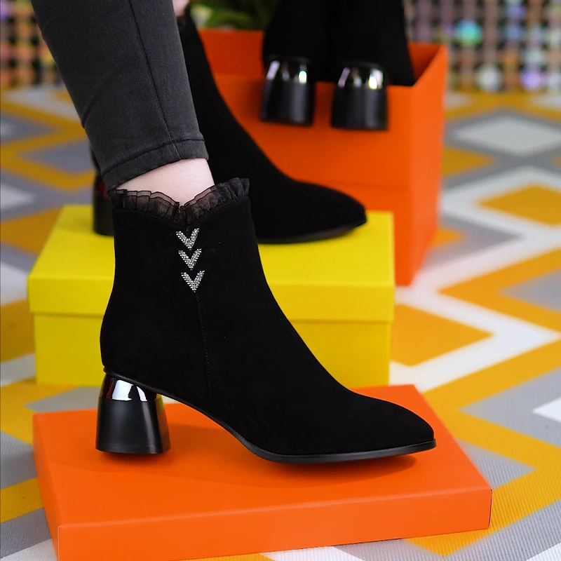 2025年冬季新款时尚加绒短靴百搭尖头侧拉链中跟棉靴女粗跟瘦瘦靴