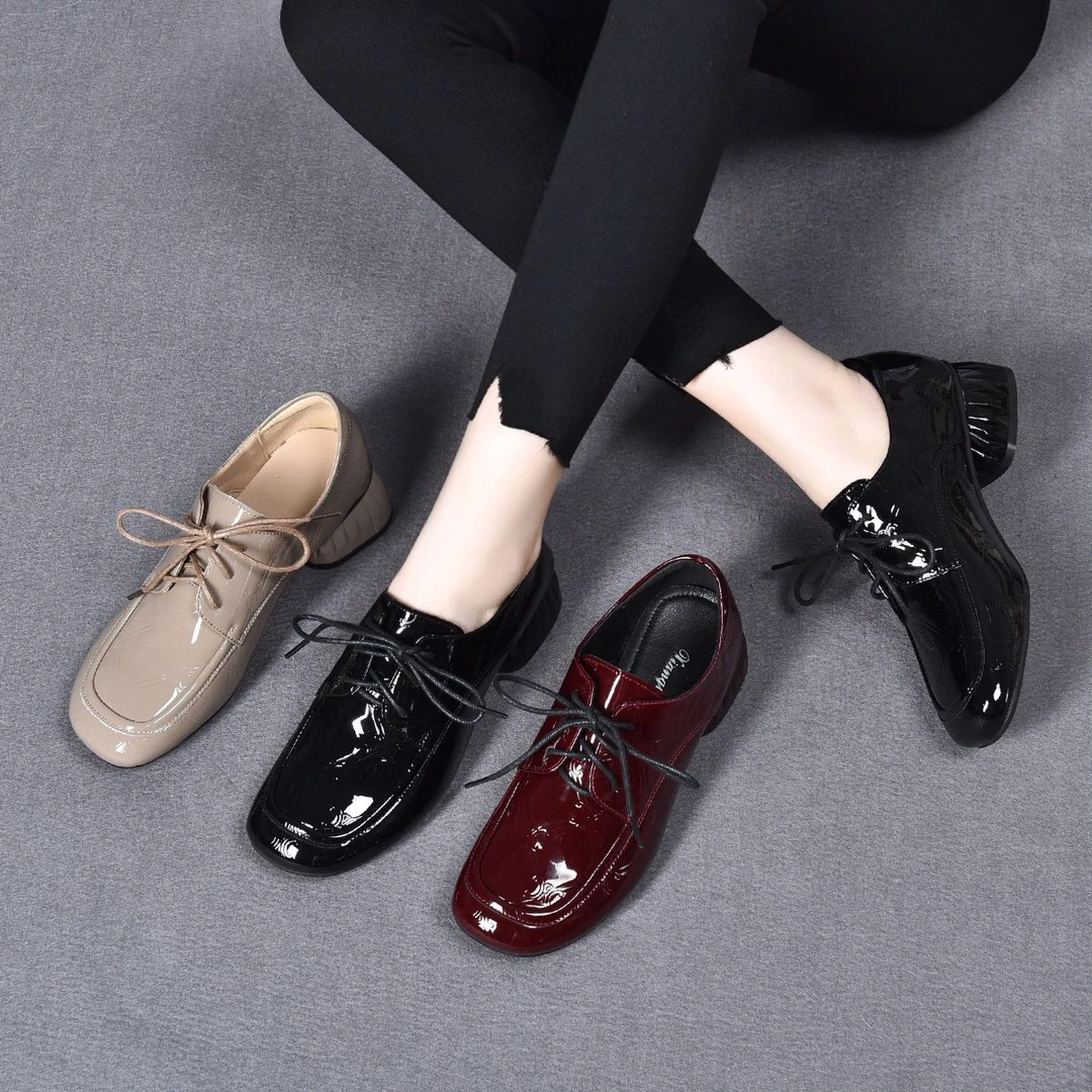 2025秋季时尚百搭舒适圆头粗跟低跟简约休闲漆皮系带软底小单鞋女