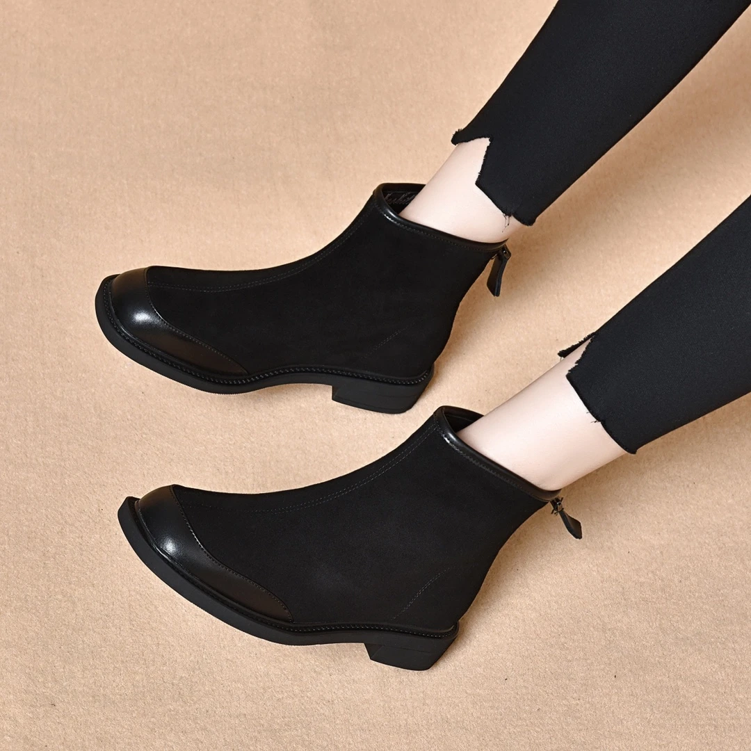 2024秋冬新款舒适平底短靴时尚百搭洋气黑色羊皮软底圆头小靴子女