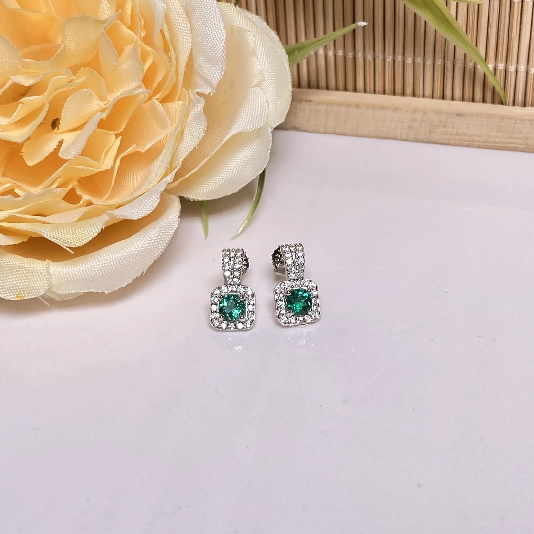 合成(培育)祖母绿【小北好物】S925银耳钉-17QH199X131【约4mm】