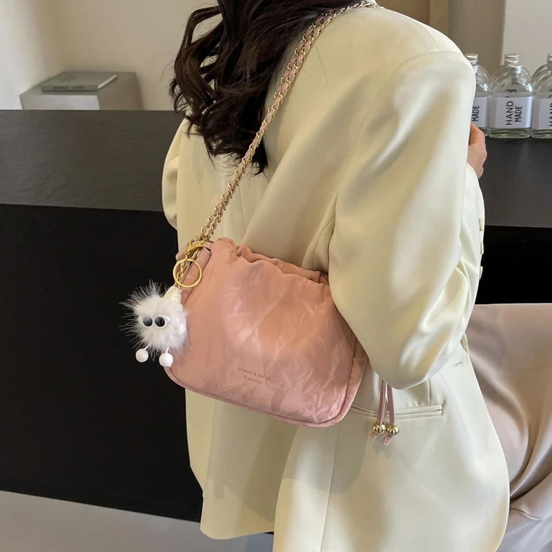 十遇百搭时尚洋气小包包女士2024新款网红小众链条单肩斜挎水桶包