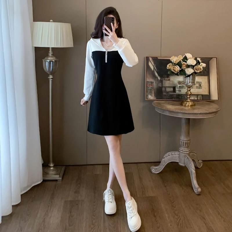 小个子连帽连衣裙女秋季2025新款收腰显瘦黑白拼接高腰A字卫衣裙