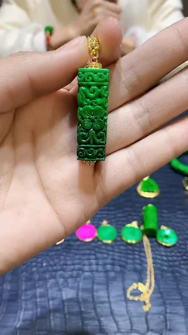 【闪购商品】翡翠吊坠(赠链)未镶嵌0