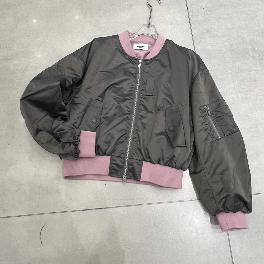 领口拼撞色棒球外套