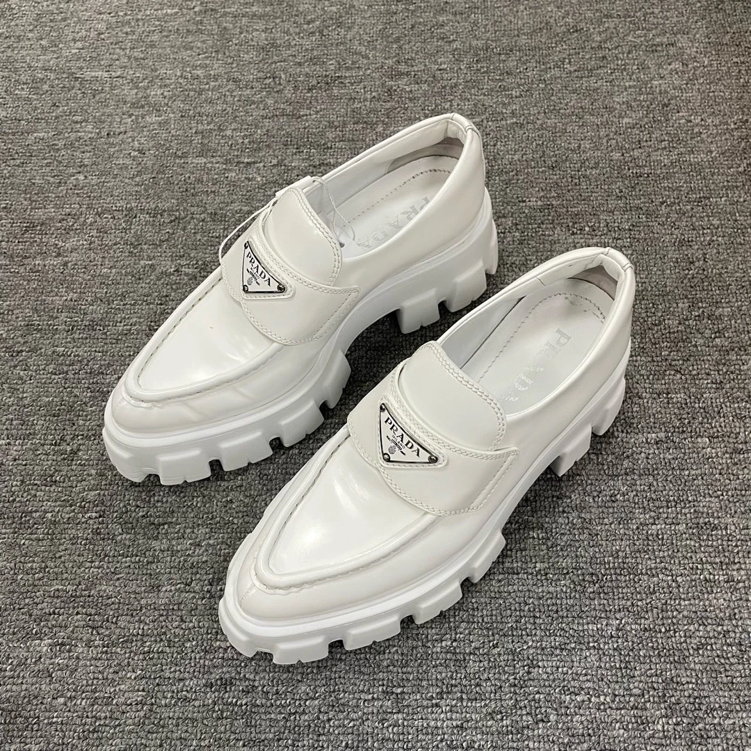 99新 Prada/普拉达 亮面皮革尖头乐福鞋 36码/4460