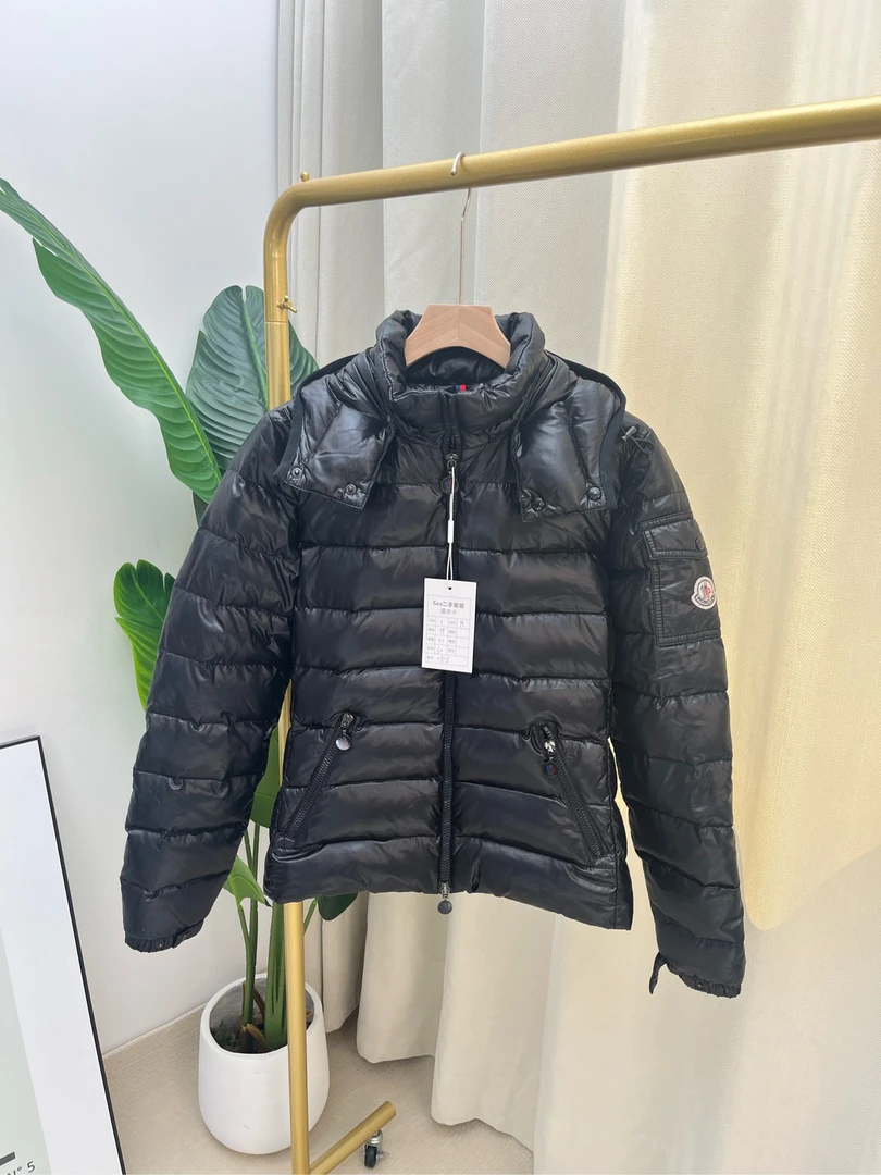 MONCLER纯色连帽羽绒服外套 尺码:1/0808