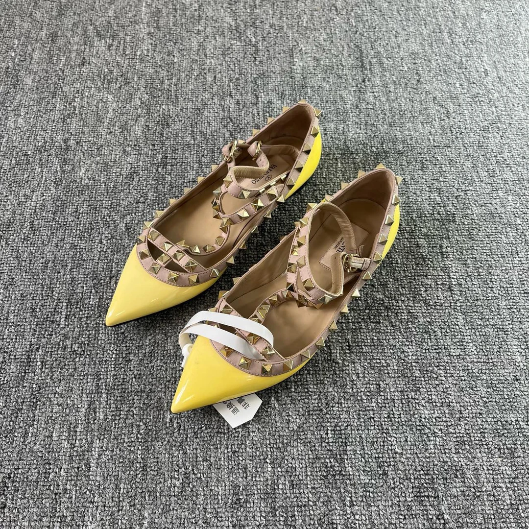 Valentino/华伦天奴 柔软舒适气质尖头休闲单鞋 35码/0143