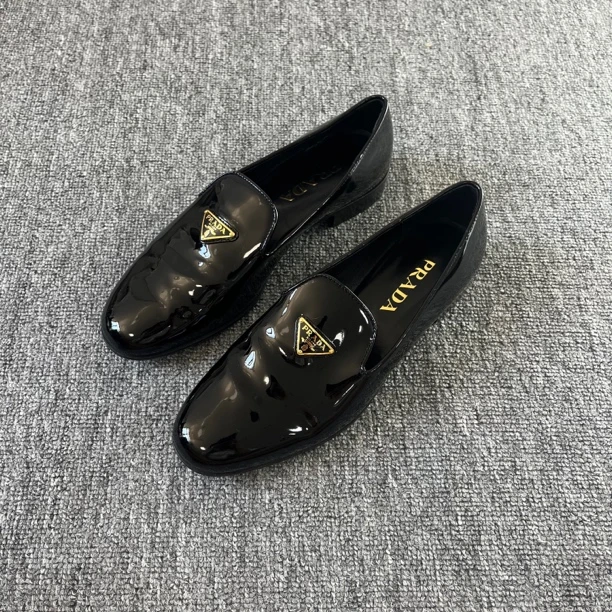 Prada/普拉达漆皮亮面粗跟皮鞋 尺码：38/0127